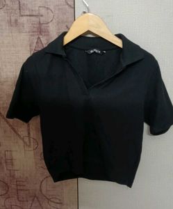 Black cropped V neck top