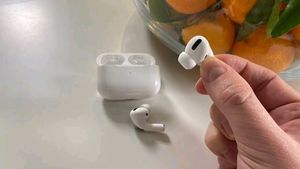 Apple Airports Pro (2nd Generation ) Bluetooth Headset