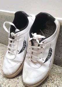 Urbanbox Feather Design Sneakers