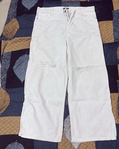 White denim jeans with knee cuts style