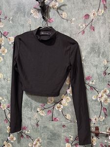 Black Long Sleeve Crop Top