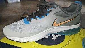 SPORTS SHOES