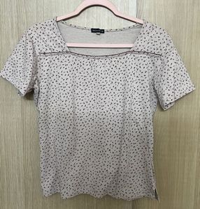 Soft Floral Blouse – Minimal & Feminine