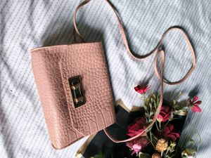 Baby Pink 🩷 Slingbag