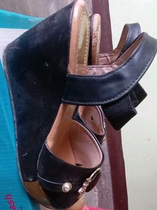 Girls&#39; Black &amp; Gold Accent Sandals