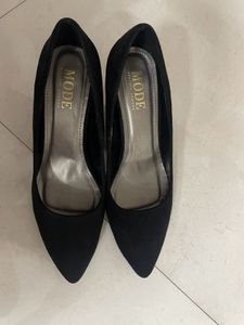 Black Pumps