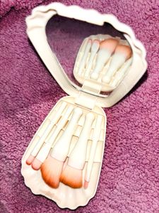 Vintage Shell Makeup Brush Set