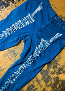 43010. Distressed Detail Jeans