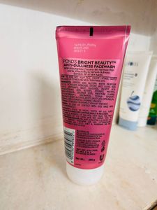 Pond&#39;s Bright Beauty Facewash