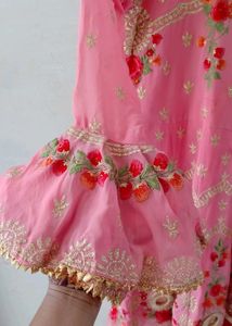 Srara, Gown