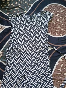 Name: Vivient Black Line Printed Front Knot Jumpsuits. Fabric: Crepe. Sleeves: Short sleeves. Patern: Printed. Size : S (Bust Size: 36 in, Length Size: 48 in, Waist Size: 36 in)