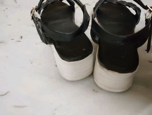 ••Sandel With Heel