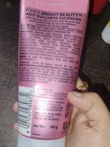 Pond&#39;s Bright Beauty Facewash