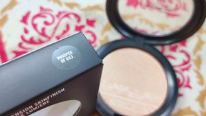 Mac Highliter Extra Dimension Skin finish
