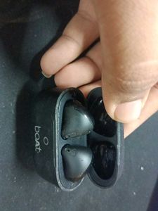 Used Boat Airdopes - Black One Of Airpod Is Broken