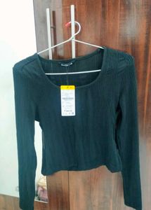 Black Full Sleeves Crop Top