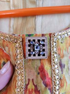 Rich Look Wooden Square Embellished Button Kurta