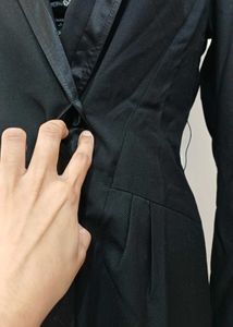 Elegant Black Blazer - Chic Style