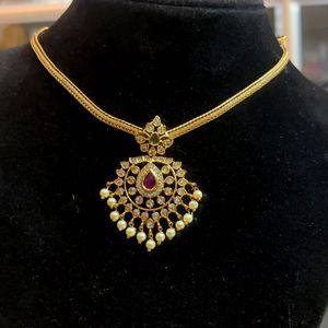 Elegant Gold Pendant Necklace