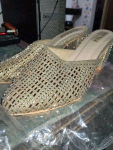 Golden heels 👠