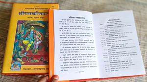 📚 COMBO: BHAGAVAD GITA + SHRI RAMCHARITMANAS✅