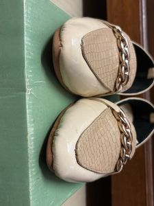 Stylish Beige Loafers And Juttis