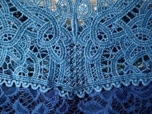 Women&#39;s Sleeveless Laced Top With A Suprise Freebie!