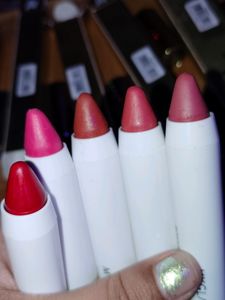 Myglamm Moisturising Matte Lip Crayons