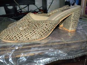 Golden heels 👠
