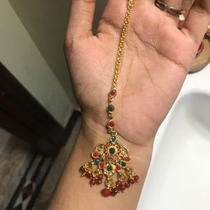 Elegant Shimmering Maangtika
