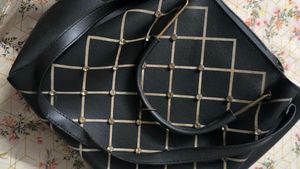 Chic Black Tote 👜 Bag