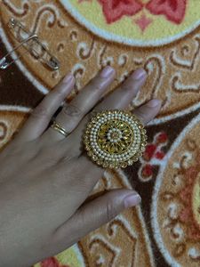 Golden Kunden Stone With Peals Ring See