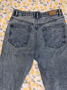 Light Wash High-Waisted Jeans