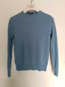 uniqlo branded swaetshirt .