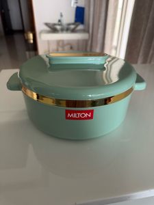 Brand New Milton  curve Casserole 2.15 Litres