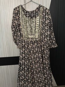 Women’s Black & Beige Floral Printed Kurta with Se