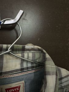 Levi&#39;s Plaid Flannel Shirt