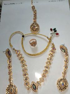 BRAND NEW NECKLACE WITH MAANG TIKA EARRINGS