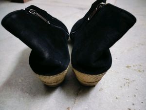 A pair of black regular boots,high-top ankle