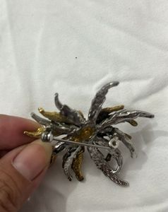 Vintage Flower Brooch / Pin
