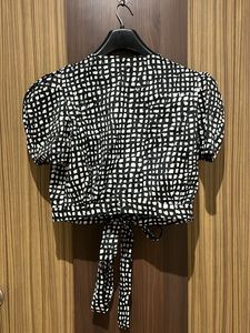 Chic Black &amp; White Crop Top