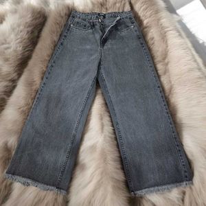 Dreamy Wide-Leg Denim: High-Waist & Frayed Hem