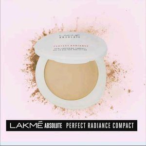 Lakme Absolute Compact