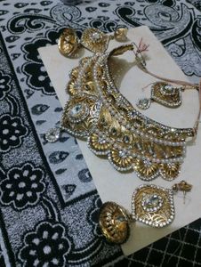 Elegant Gold &amp; Crystal Statement Necklace