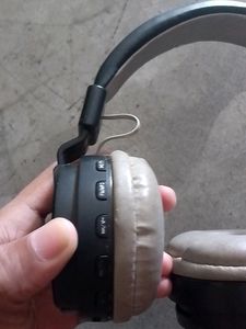 Wireless Bluetooth Headphones In New Condition Not Used As Buyed Earbuds So I Kept It For A Long Time And Its Cushion Is Little Bit Teared As You Can See The Video
