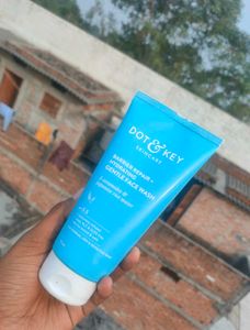 Dot And Key Barrier Repair Hydrating Face Wash..