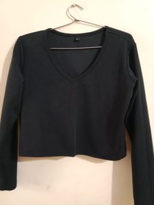 Size M Black V Neck Crop Top