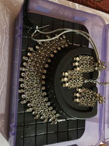 Neck Piece With Earnings And Mang Teeka