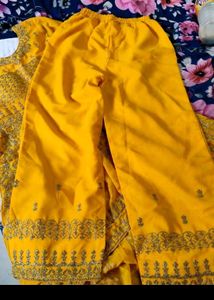 Gorgeous Yellow 💛 🟡 Shuit