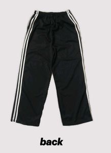 Black wide-leg pants with sporty side stripes 🤍